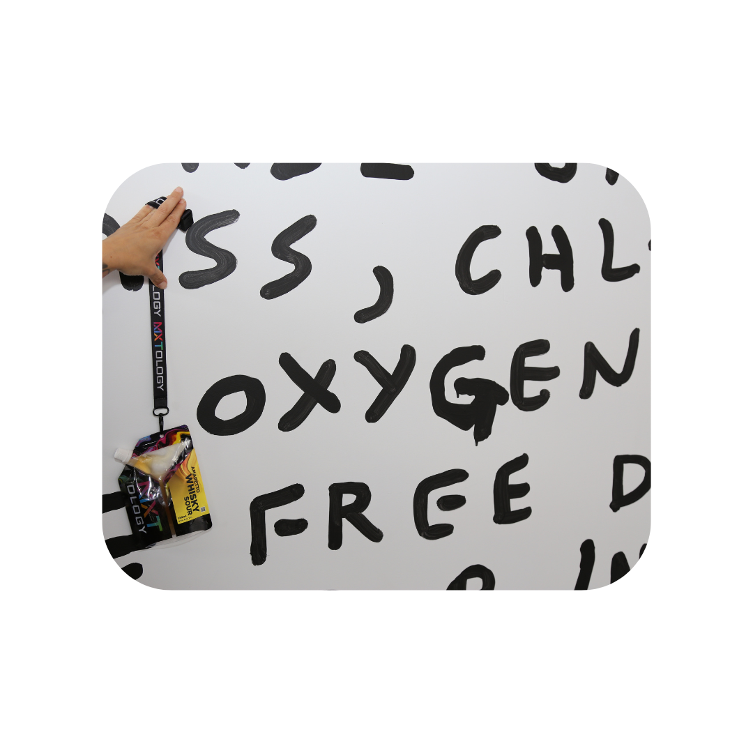 Oxygen free cocktails in activatable pouches for a fresh taste without artificial preservatives